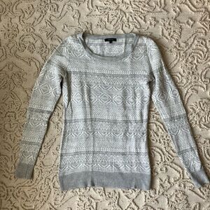 RW&CO. Gray Crew Neck Sweater with Long Sleeves and Knitted Texture
